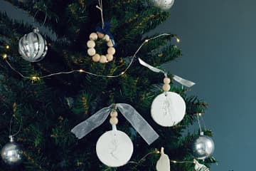 クリスマスツリーに飾りたいオーナメント「ウッドビーズのリース」を手づくりしよう