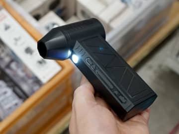 最大風速60m/s超の電動エアダスター「ジェットバズーカ」が入荷、LEDライト搭載