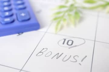 新卒1年目「ボーナス30万円」から引かれた額にショック！「家賃1ヶ月分が消えてる…」額面・手取り額の“差額”はどのくらい？ 引かれる内訳を確認