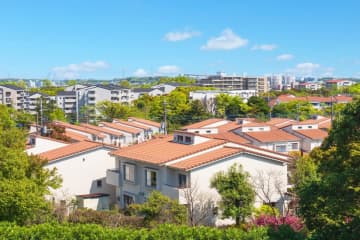 定年を機に持ち家から”公営住宅”に移り住みたいと言う両親。年金は「18万円」あるそうですが、可能なのでしょうか？