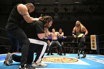 【新日本】EVIL、ウルフアロンを拉致＆暴行！ 「デビュー戦は引退試合にしてやる」 1.4東京ドームへ遺恨激化