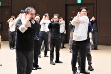 松本文科相も実践した「身体セルフチェック」とは？スポーツ庁が職員に勧める肩こり改善プログラムをレポート