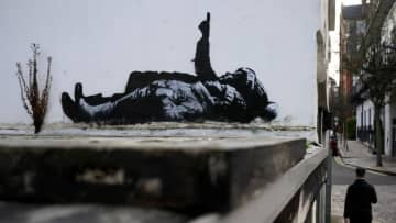 英ロンドンにバンクシーの新作　地面に横たわる2人の子ども