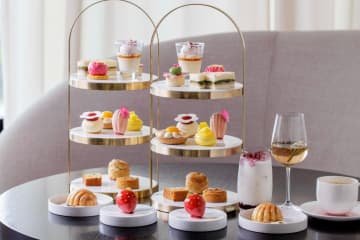 フォーシーズンズホテル東京大手町の苺アフタヌーンティー、苺ジュレを重ねたなめらかムースなど