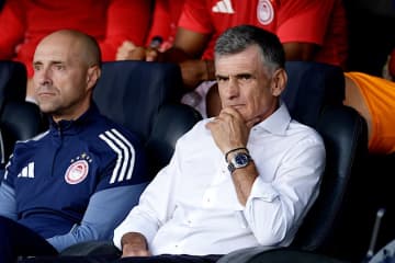 “64歳”メンディリバル監督がオリンピアコスと契約延長！　就任2年半で主要3タイトルを獲得