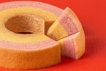 ねんりん家”桜香る”紅白カラーのバームクーヘン、年末年始限定「初春のストレートバーム」