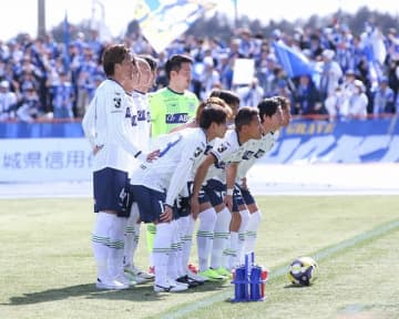 「一瞬ビビった！」山形の新ユニは“30周年記念モデル”。クラブの原点と未来をつなぐ特別な一着に「温故知新なデザインカッコいい」「青春時代を感じる」の声