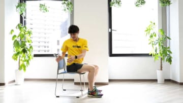立ったままできる「立ち筋トレ」6選！座りながら全身の筋肉を鍛えよう
