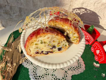 聖なる夜を彩る至福のご褒美。クリスマス限定「X'mas ヌガーシュー」が自由が丘・築地の2店舗にて期間限定で新登場！　～雪のような口溶けのチーズクリームと、宝石のように輝くフランボワーズソース　ピスタチオが香る贅沢なクリスマス・ヌガーの世界～