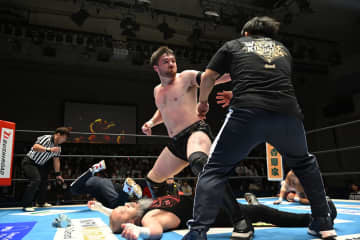 【新日本】帝国の“X”の正体はAEWのアンドラーデ「ラ・ソンブラが日本に帰ってくる」 カラム・ニューマンが大暴走でWAR DOGS連合軍を粉砕、イッテンヨンドームへ衝撃の「クリスマスプレゼント」