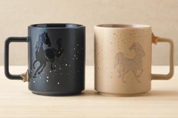 スターバックス リザーブ ロースタリー 東京“うま”の星座マグカップ＆ミニダルマ、新年限定で