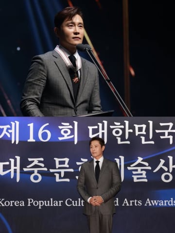 イ・ビョンホンが“2025大韓民国大衆文化芸術賞”で寶冠文化勲章受章、世界が認める存在感