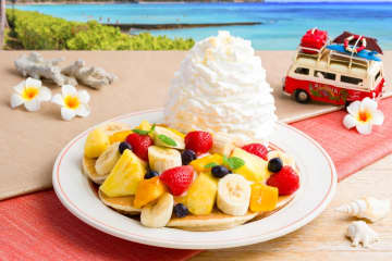 エッグスンシングスの新春限定フルーツパンケーキ、マンゴー・苺・バナナなどを豪華にトッピング