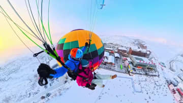 パラグライダーに熱気球、冬の新たな楽しみ方　中国新疆ウイグル自治区