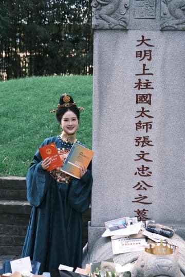 「墓参り」で推し活　歴史人物に熱中する中国の若者