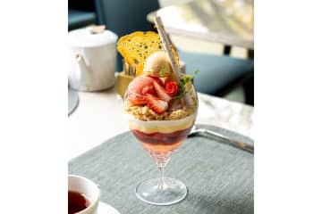 【アルマーニ / カフェ 表参道】“苺＆ローズ”が華やかに香るパフェが登場