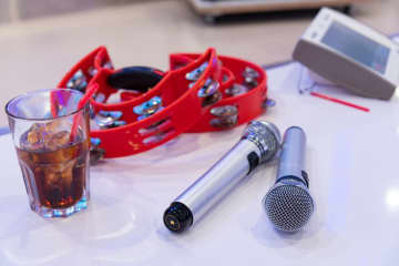 カラオケに行ったとき、私は飲み物だけ注文。友だちから「フードも頼むのが礼儀だよ」と言われました。ドリンクだけでは非常識なの？