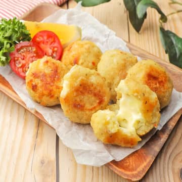 【材料3つを混ぜて焼くだけ】「おつまみに迷ったらコレ」「ポテトフライよりウマいかも」ポテトチーズボールのレシピ