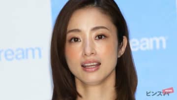 赤ドレスで美貌全開・上戸彩、『M-1』司会に「1番おもろい」評価と「凄まじい」称賛の声が上がる理由