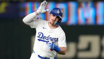 ド軍お祭り男がポケモンカード開封で大興奮　お目当てのキャラクター登場に跳びはねる