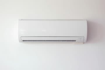 「部屋全体を暖めるエアコン vs 1人用電気毛布」冬の光熱費はどっちが安くなりますか？