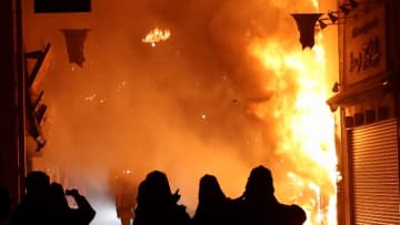 緊迫の瞬間「下がれ！下がれ！」深夜の商店街で火災…40代男性搬送も命に別条なし　火元は「酒店の冷蔵庫」　東京・品川区