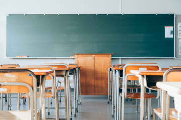 勤務先の女子高校生のスカート内を盗撮した男性教師「ストレス解消方法が他になかった」懲戒免職処分　神奈川県