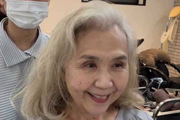70歳目前でイメチェンに挑戦！　癖毛に悩む女性が大胆カットで大変身　気品あふれるビフォーアフターに驚きの声　「10歳以上お若く見える」