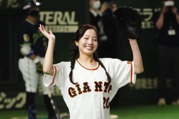 美女スケーター激変…お披露目された巨人の“豪華コラボ”　ヘソ出しユニで魅了「心の支え」