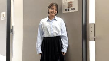 「女優さんかと」阿部詩、M-1での清楚な“水色ブラウス＆スカート”姿に反響！「ビジュ優勝」「銀河系最強可愛い」