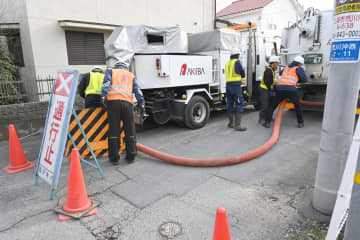 土浦で道路陥没　収集車の後輪はまる　下水道管破損が原因か　茨城
