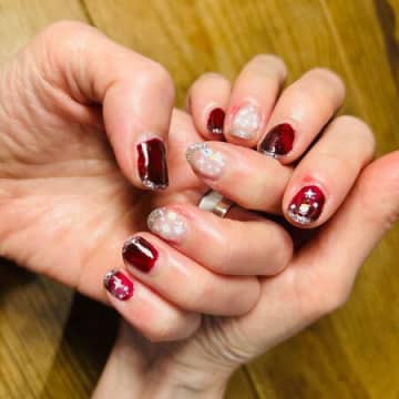 【キャンドゥ】ジェルネイルで、カサついた手元をクリスマスらしい輝きに。