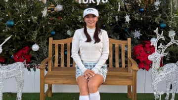 河本結、一足早い“ミニスカ”クリスマスコーデ披露　白基調の冬スタイルに「どの衣装もお似合い」と称賛