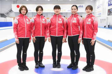カーリング女子日本代表帰国→ミラノ・コルティナ五輪出場を報告「８大会連続のバトンをつなげた」目標は堂々の”金メダル”宣言