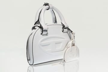 ディーゼル“薄型”ミニバッグ「ワンダードーム 2.0」ミニチュアバッグチャームも