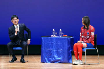 森保監督、夢を持つ大切さ語る　先天性難聴の笹井選手と対談