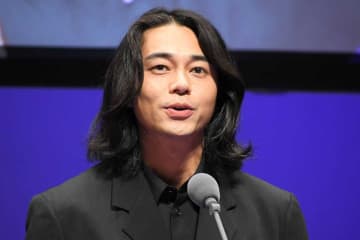 本当に40歳？　“若返り秘薬”を飲んでいる男性、実年齢に衝撃　東出昌大も感嘆「若く見えるわ」