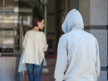 警戒すべき『不審者』の特徴５選　狙われやすい人の共通点も