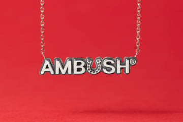 アンブッシュ“馬蹄”モチーフのロゴネックレス、ステッカーでアレンジできるダルマも