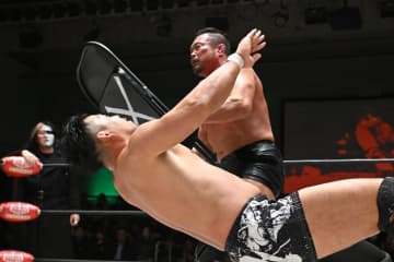 【ノア】杉浦貴は黒いまま…イス攻撃に屈したKENTA「仕事をしろって。楽してるだけだ」