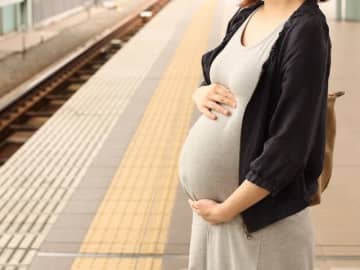 優先席前に立つ妊婦に「譲ってもらえると思ってるんだろ」。気になる電車内での「非常識な言動」