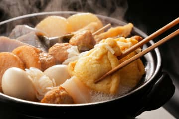 【現役板前が伝授】心も体も温まる『極上おでん』の作り方を解説 手羽元のコクと特製味噌だれが話題に「丁寧で上品なおでんですね。いつもながら食べ方最高❤」「魚肉ソーセージはぶつ切りにして入れるのかと思いきや、串打ちの発想は無かったです」