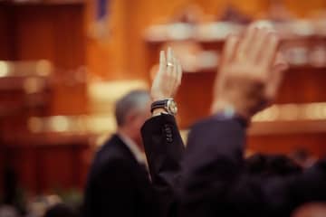 財政危機の自治体が “職員の給与カット条例案” を『否決』 “人材流出等”  につながると語り見送りに ネットでコメント殺到「財政危機になるまで金を使い続ける人材は不要なのでは・・・」「普通なら無くなる前に対策するだろ。今更何やっても無駄だけど給与カットは当然だと思う」