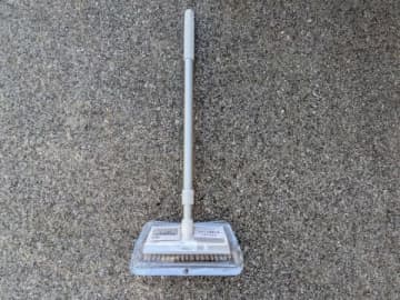 年末大掃除が超快感に！「ニトリ」の水切り付きデッキブラシが優秀すぎ！