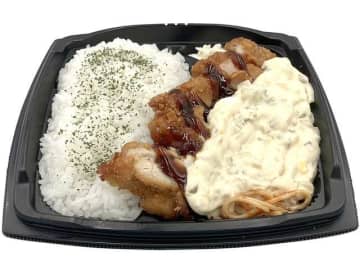 チキンカツにソースとたっぷりのタルタルソースをかけ、スパゲッティを組み合わせて940kcal! セブン‐イレブンが「タルだくチキンカツ弁当」を本日23日(火)発売