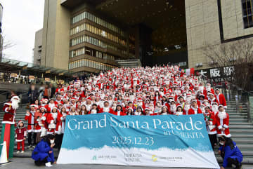 大阪・梅田に約640人のサンタ集結、圧巻の光景に「なんでこんなに！？」とどよめき