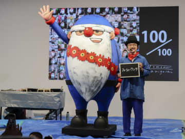 町にあふれるサンタ、100人に　絵本作者が制作、大阪・四條畷