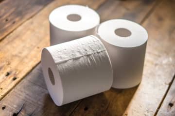 80歳のおじいちゃんが ガソリンスタンドの “トイレットペーパー” を『窃盗』気付いたスタッフを車ではねて逃走しネットで話題に「ひき逃げなので一発免許取り消し確定＋罰金50万円以上は間違いないですね」「家族構成は知らないけど、子や孫がいたらどう弁明するのかな？」