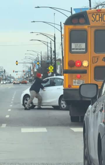 斧を投げつける場面も…。路上で勃発した運転手同士のケンカ、緊迫の瞬間をカメラが捉える→目撃者「もう手遅れだと思った」