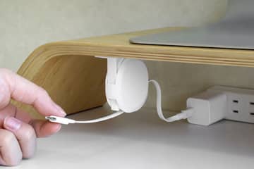 サッと引き出せてスタンドで固定できる オウルテックの巻き取り式USBケーブル